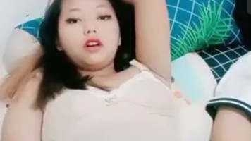 Bokep Indo Neng Sari Omek Sambil Tiduran Sama Teman Kos